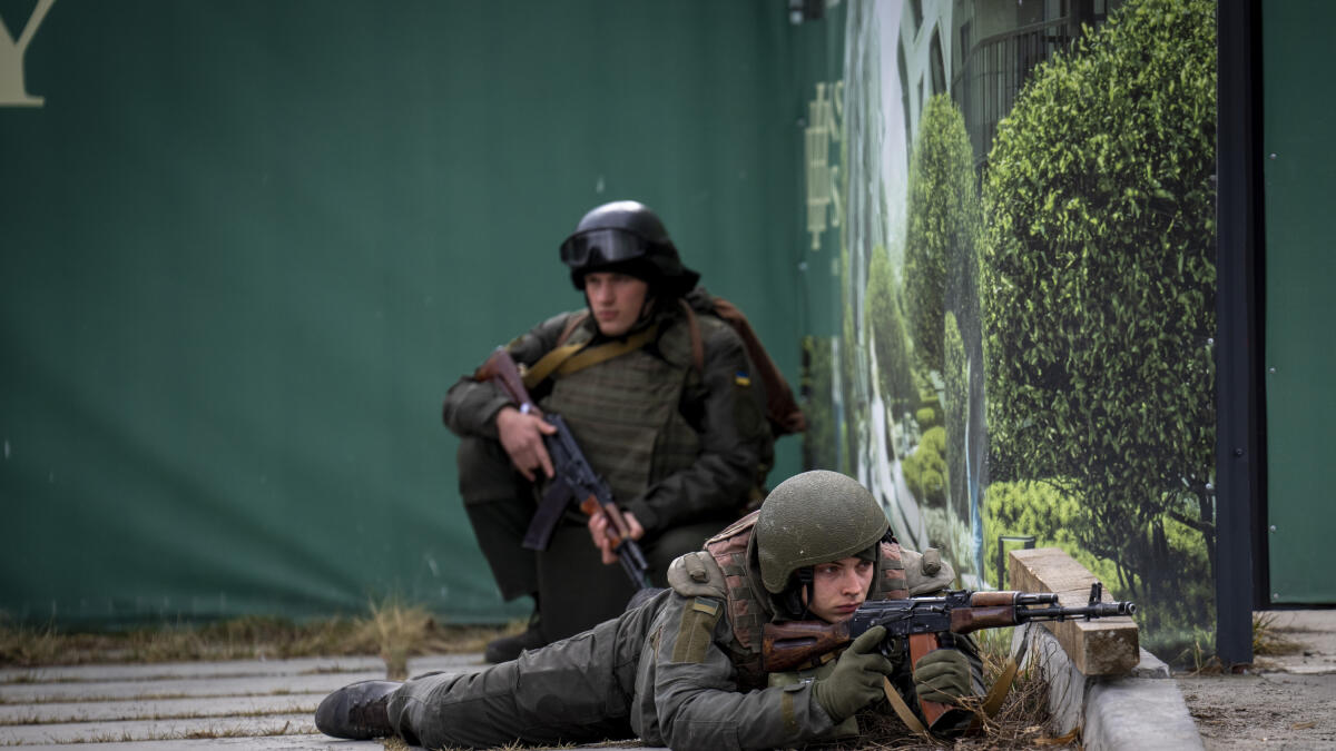 Ukrainske soldater ventet fredag på den russiske invasjonsstyrken i sentrum av hovedstaden Kyiv. Foto: AP / NTB