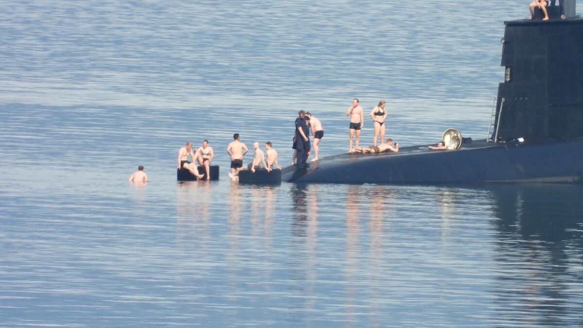 Почему утонула лодка. Подводные лодки Норвегии. Девушка на подводной лодке. Притопленная лодка. Девушка и подводная лодка.