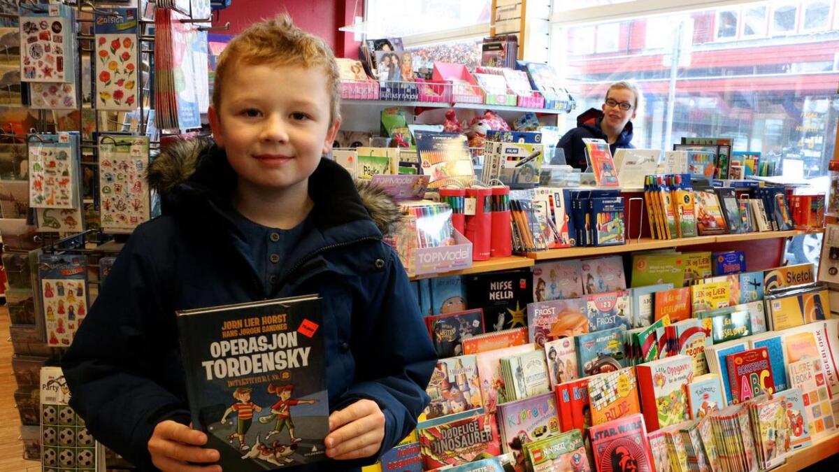 Magnus Moberg Risøen (8) får høve til å finna seg ei ny bok. Gåva han fekk til jul, hadde han lese frå før.