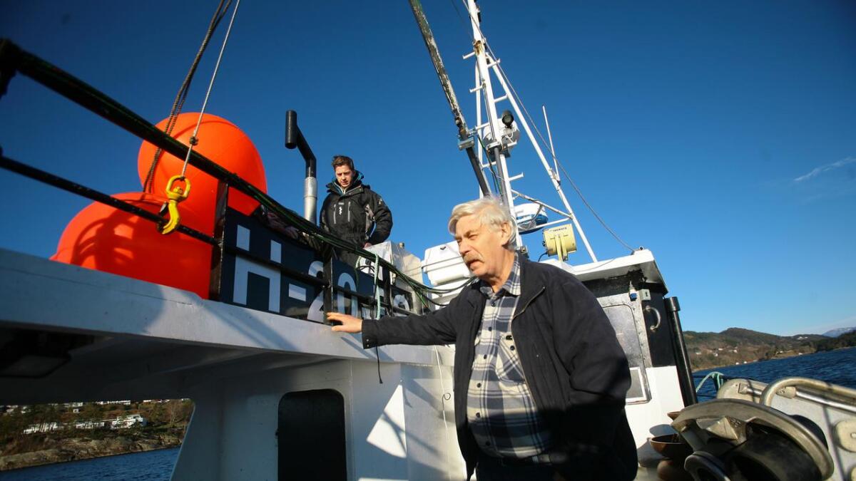 Simen Hjelanes og Tore Kleppe om bord i fiskeskøyta Borganes prøver å skaffa seg eit levebrød av fjordfiske.