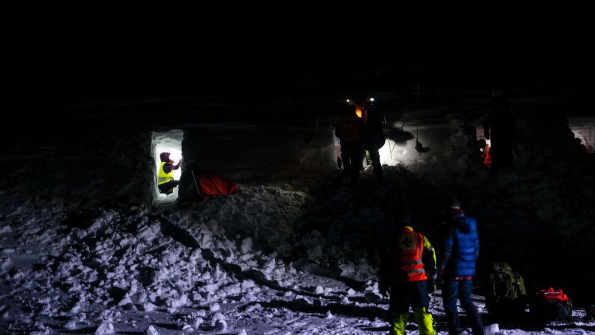 Nokre kilometer innover fjellet frå Finse, jobbar kursdeltakarane på spreng for å halde varmen og få seg tak over hovudet.