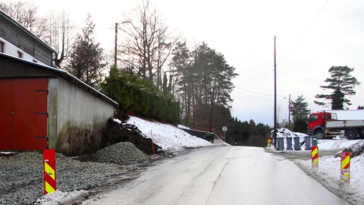Vegen som går opp til Bjørn Knarviks eigedom på venstreside bak i biletet. Vil bli flytta lenger inn på tomta hans, slik at det blir plass til den 2,5 meter breie gangvegen.