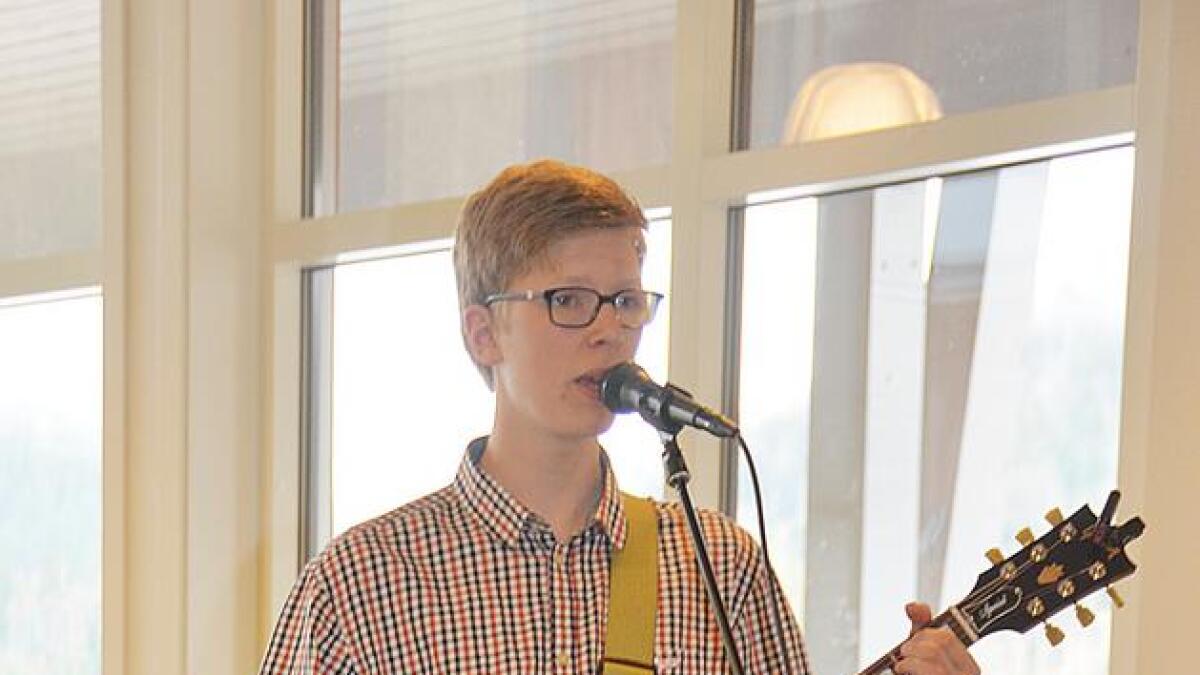 Kjartan Lid stod for det musikalske innslaget på årets 1. mai-markering i Kviteseid.