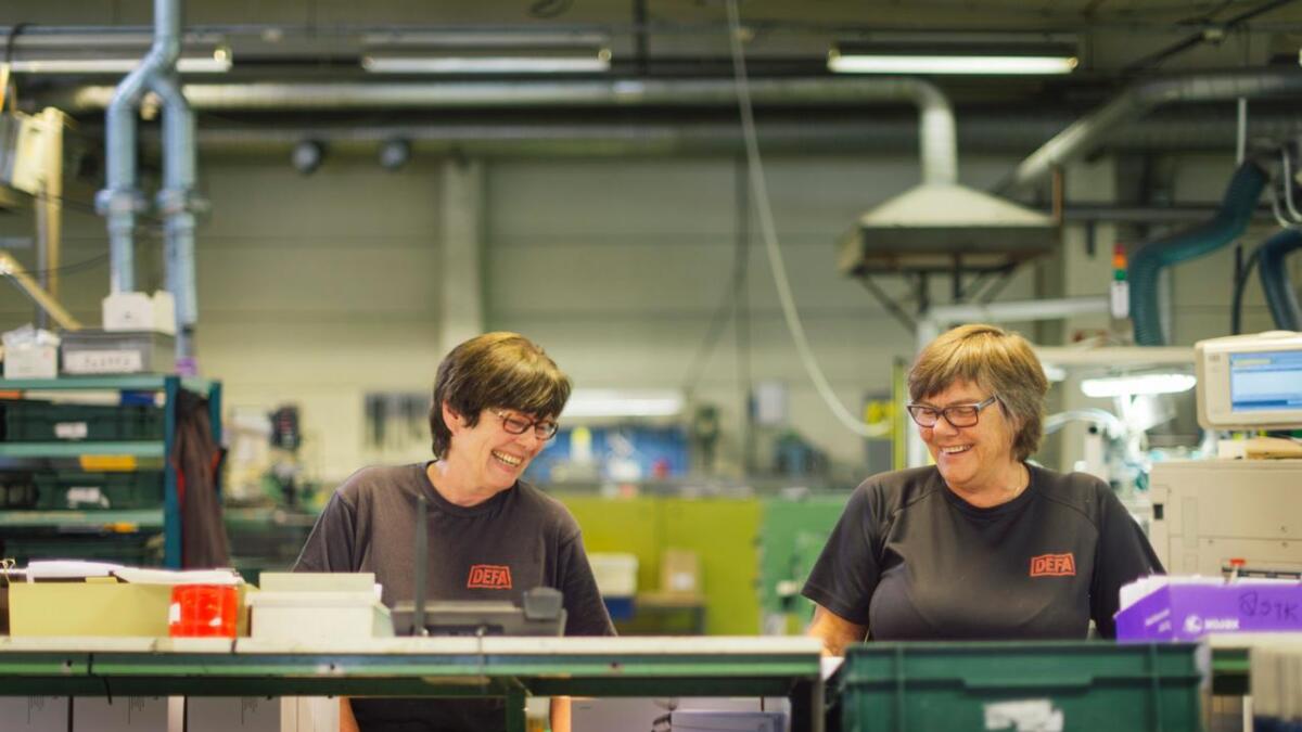 Elaine Sevre t.v. og Eva Britt Ålien Dokken begynte på Defa på 70-talet - då kvinner vart industriarbeidarar.
