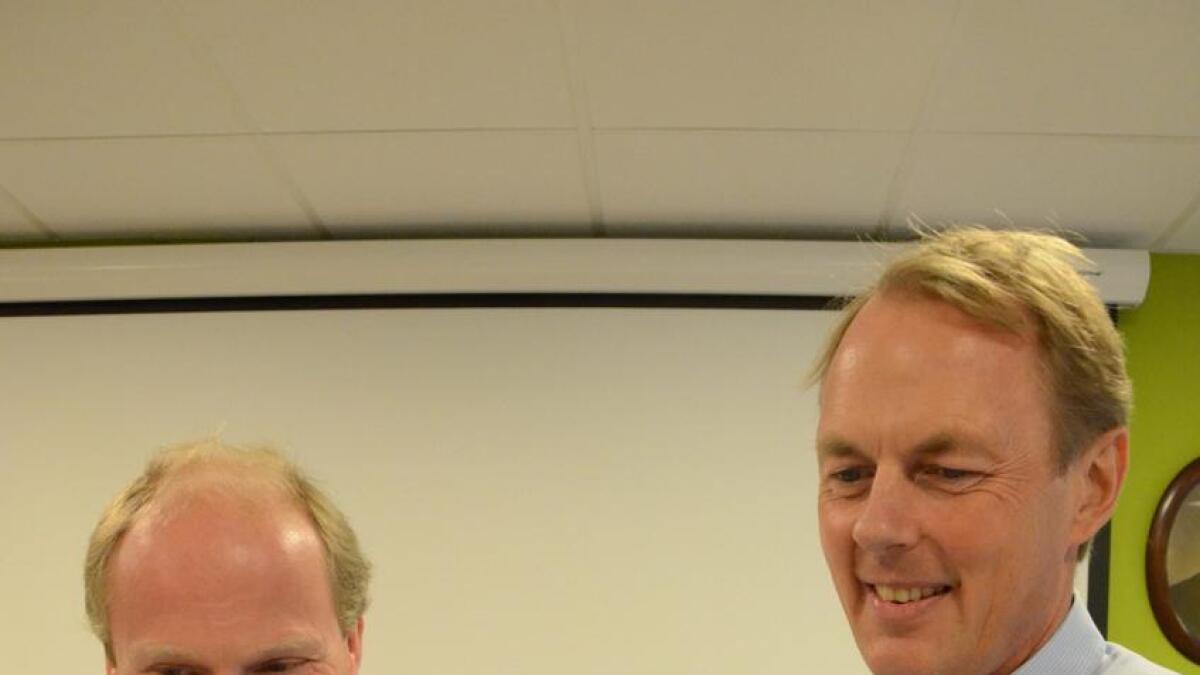 Økonomisjef Erling Glesne, til venstre, og rådmann Odd Egil Stavn presenterte eit offensivt Flå-budsjett.
