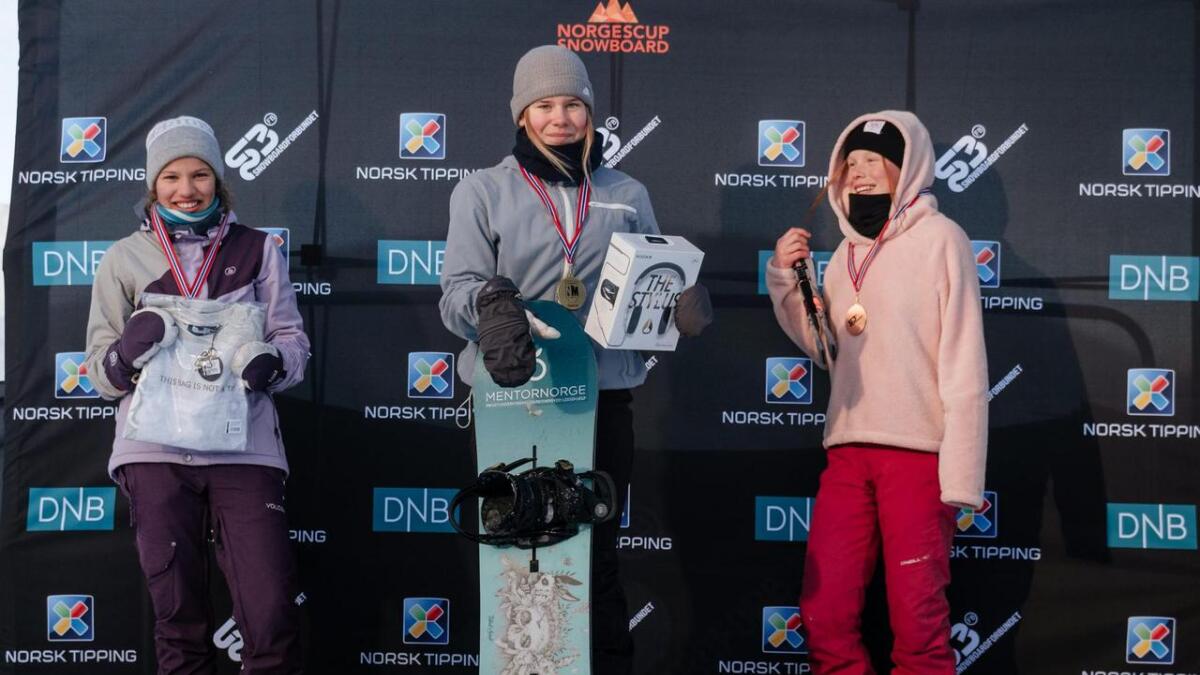 Acacia Rose (t.v.) og Kamilla Espeli Olsen (t.h) vart nummer to og tre i slopestyle.