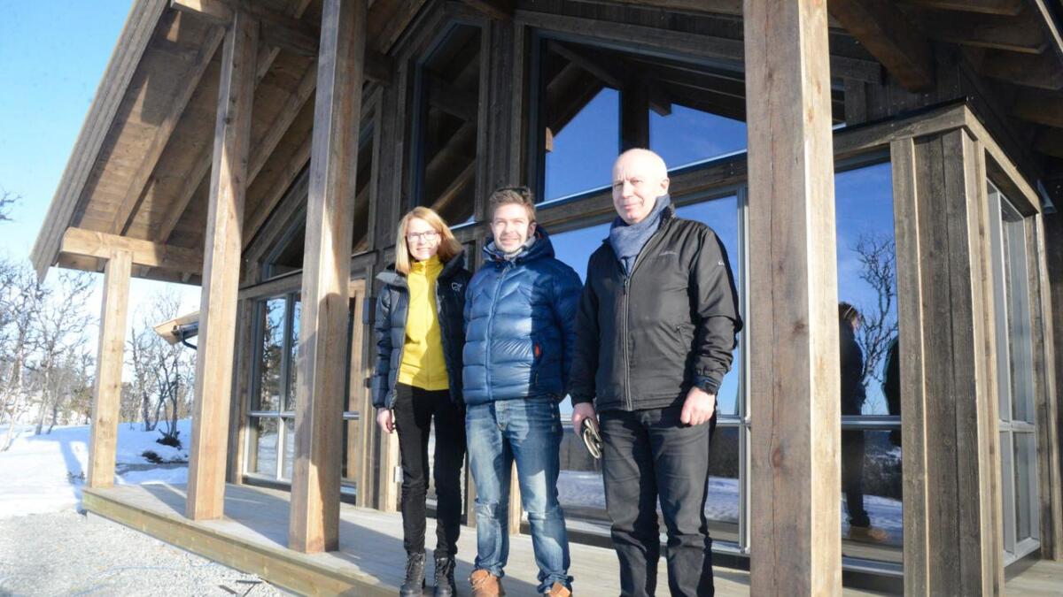 Fredag ettermiddag overtok familien Strande den nye hytta i Nesfjellet. – Hit skal me reise så ofte me kan, seier Helene, Simon og Reidar Strande.