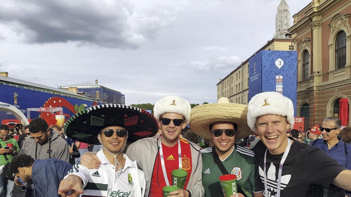 Stemninga var god i St. Petersburg. Os-spelarane Alexander Dale og Marius Mikkelsen saman med supporterar frå Mexico.