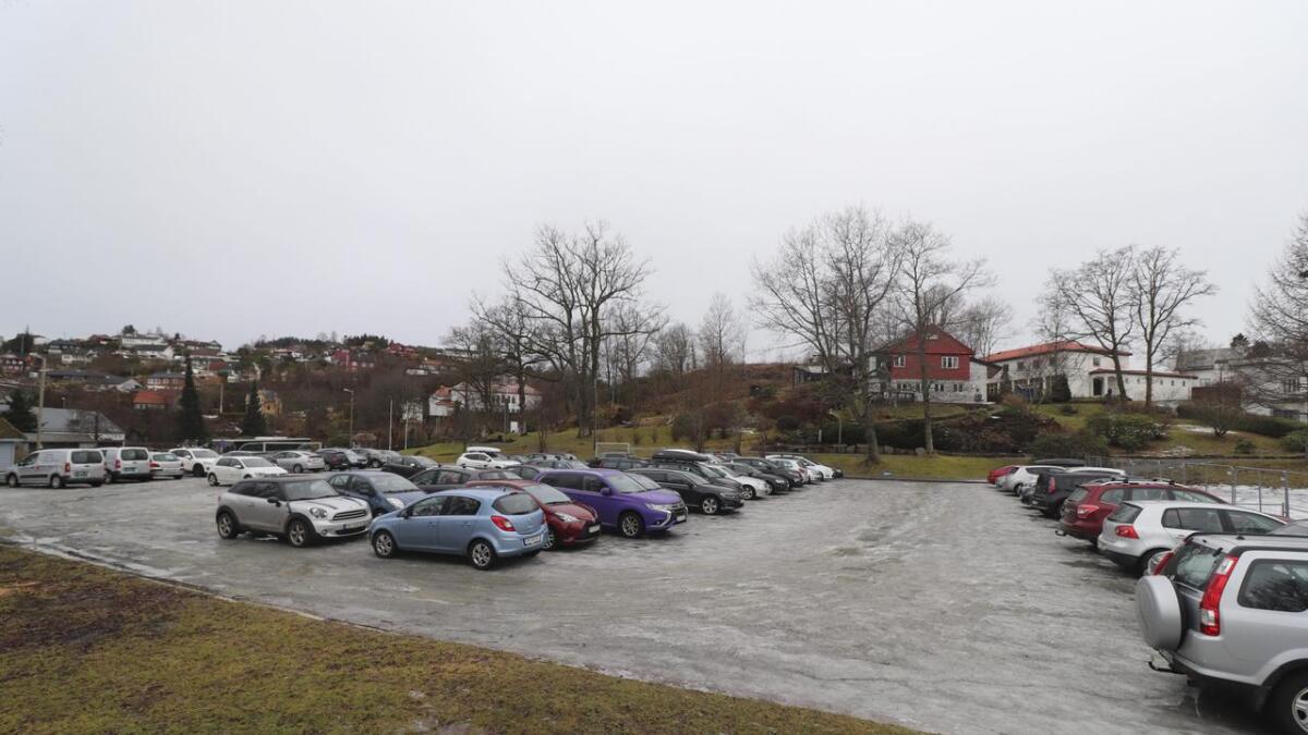 Os & Fusaposten skreiv i februar om at det kan tenkjast at det blir tøffare kamp om parkeringsplassane i vår, og noko kjapp løysing på problemet, ser vanskeleg ut.