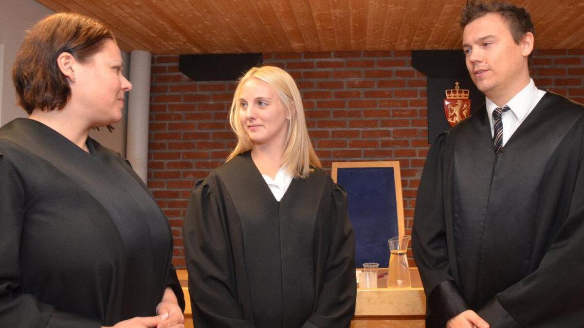 Politiadvokat Lise Holmeide (i midten) fekk langt på veg gjennomslag for påstanden om fengsel i to år. Her saman med bistandsadvokat Elisabeth Njøsen og forsvarar Sindre Løvgaard. (Arkivfoto)