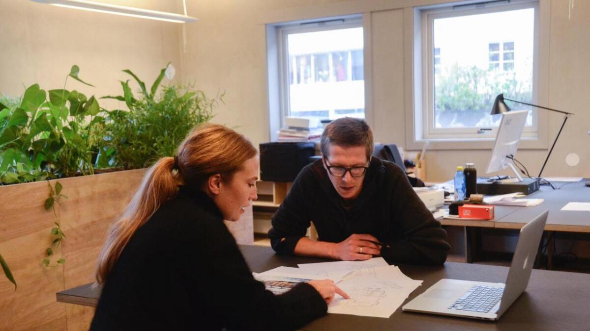 Marte Frøystad og Ola Haug Hagen i Arkitekthagen gler seg til prosjektet vidare.