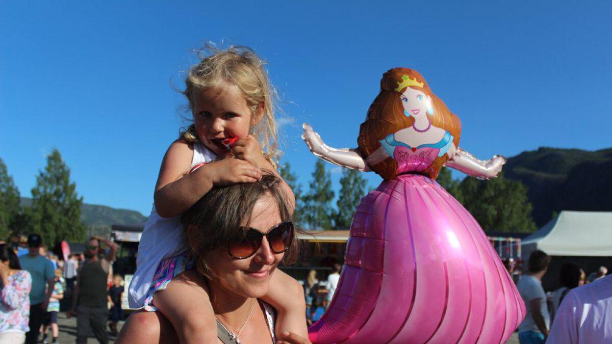 Thea Halland Büchmann har fått både kjærlighet på pinne og prinsesseballong av mamma Karina Halland – i god Hallingmarken-tradisjon.
