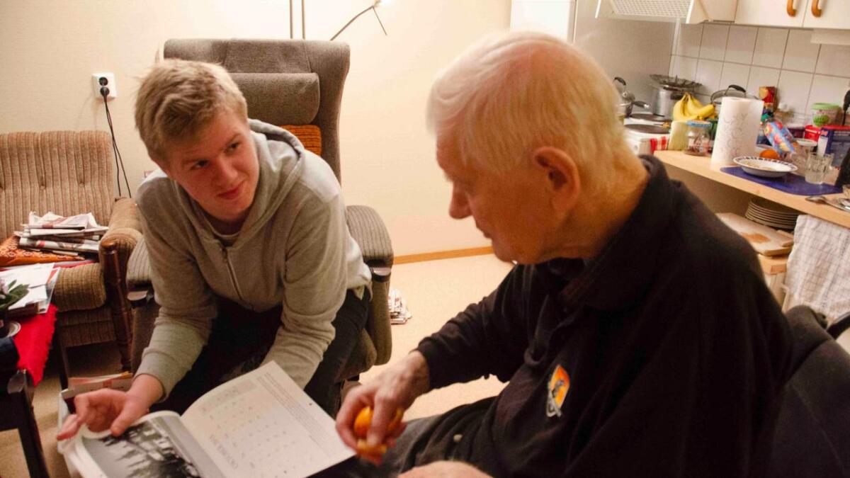 Kvar veke besøker Andreas Hamre (16) Sven Halstensgård (83) i omsorgsbustaden i Rudningen i Gol.