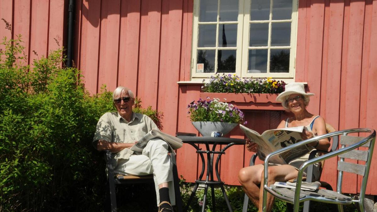 Slik sat ekteparet Øystein og Åsta Kostveit med kvar si Oslo-avis den laurdagsmorgonen i juli då bladfyken frå Vest-Telemark blad kom forbi.