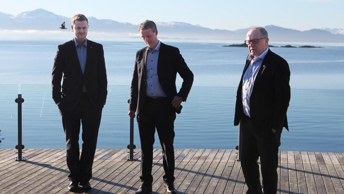 Ordførarane Kåre Martin Kleppe, Terje Søviknes og Atle Kvåle framføre fjorden som knyt dei tre kommunane saman.