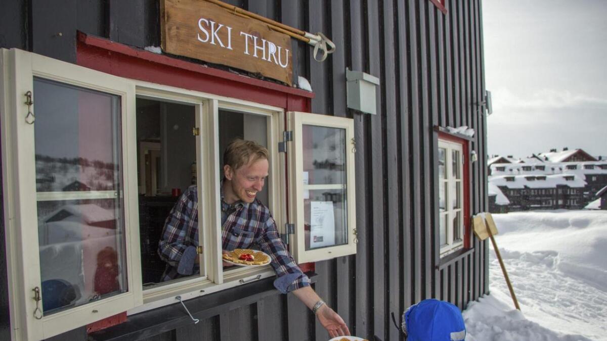 Gjen­nom kjøkkenvinduet ser­ve­rer Øy­vind Løv­dok (t.v.) vaf­ler og kaf­fe til ski­tu­ris­ter. Ni­ko­lay Lambrechts (t.h.) me­ner det er ver­dens bes­te kafé.