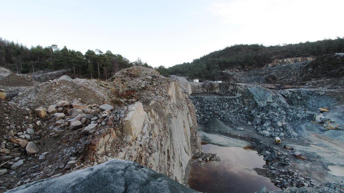 Kan prioblemet med steindumping  i Liavatnet i Bergen kommune finna si løysing i Os? (Illustrasjonsfoto frå steinknuseverket i Ådnadalen)