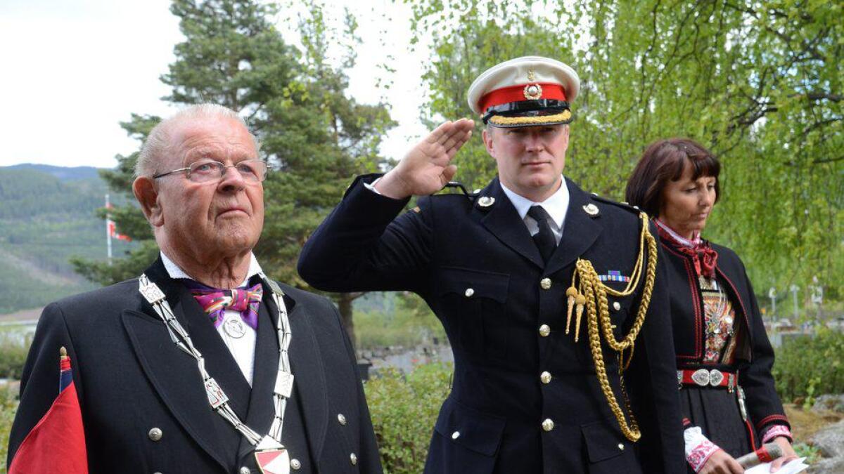 I stram honnør. Oberstløytnant Matt Skuse frå Royal Marines. Til venstre står ordførar Tor Magnussen og til høgre Sølvi Toitland Visse bråten som leia seremonien ved dei engelske gravene.