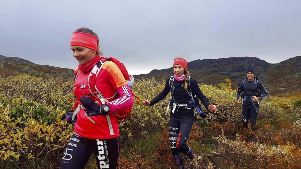 Cecilie Hagen, Britt Skjeie og Steven Hartley i fint driv på Hardangervidda.