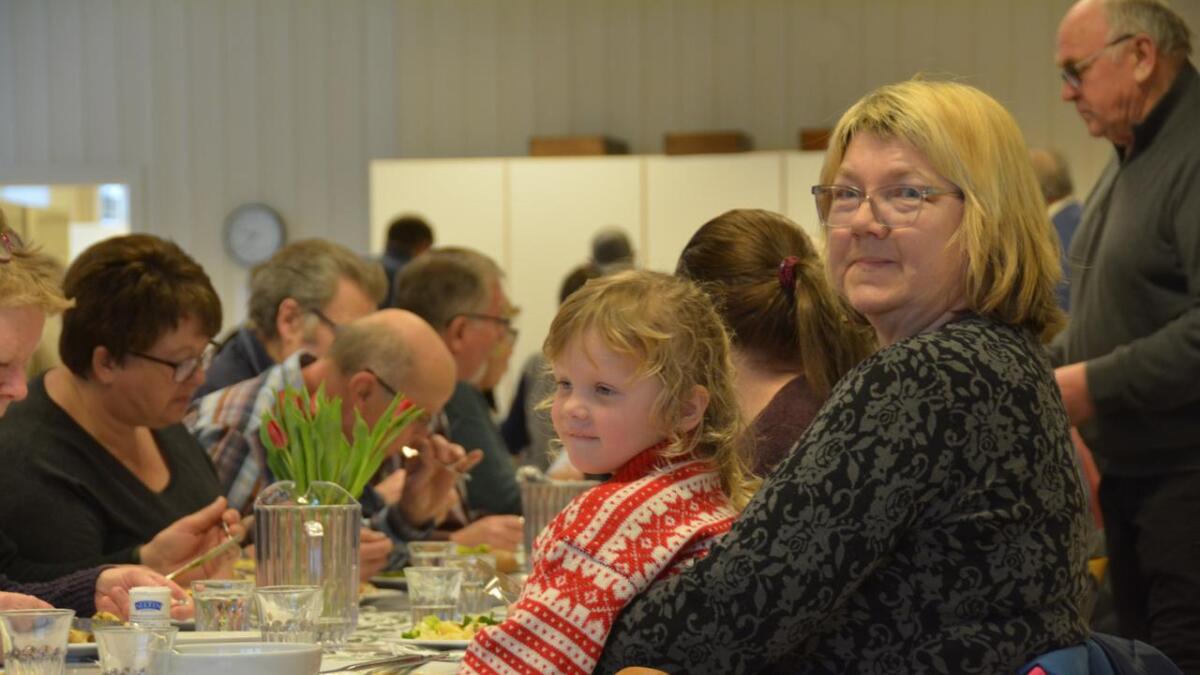 Amalie Bekhus Kroken og bestemor Anne Råmunddal nyttar måndagsmiddagen med familien så ofte dei kan.