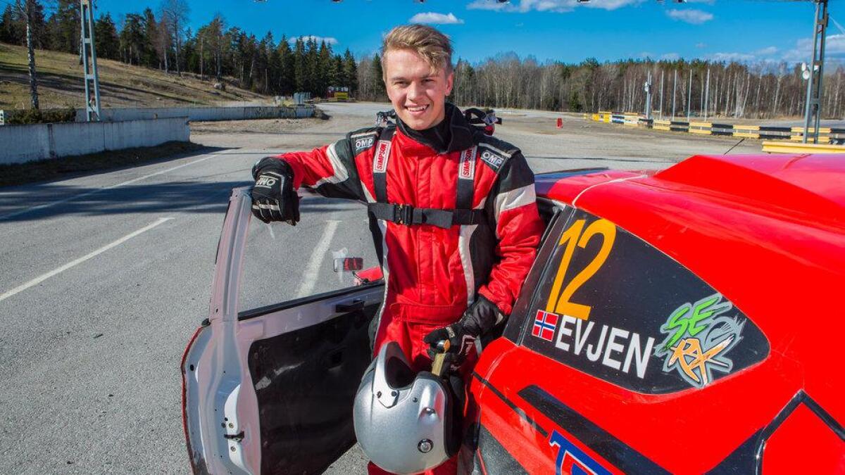 Sondre Evjen (18) har satsa på ei karriere innanfor rallycross. Her på øvingsbanen i Strängnäs i Sverige. (Arkivfoto)