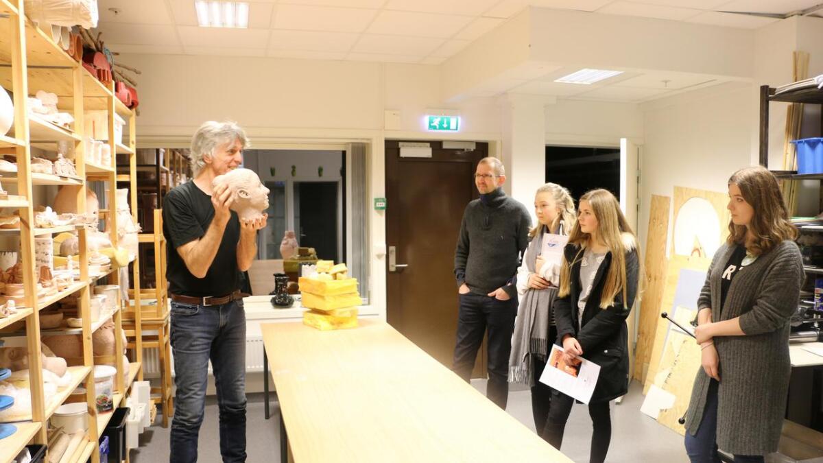 Lærar Ingvar Nistad viser fram noko av det KDA-elevane held på med. Tredjeklassing Annika Svendal Os til høgre i biletet.