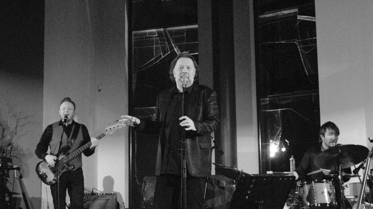 Bjørn Eidsvåg, her frå ein konsert i Geilo kulturkyrkje i 2010, sel hytta på Geilo. Han bygger ei ny ikkje langt unna.