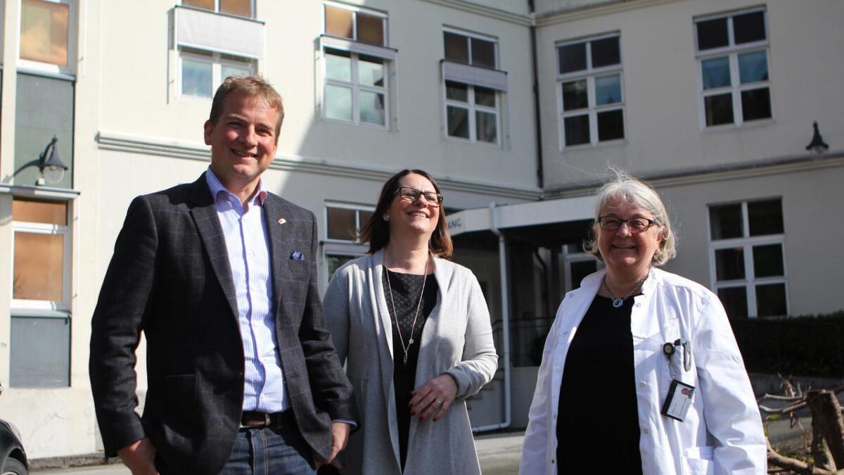 Overlege Kari Indrekvam (t.h.) viste fram Kysthospitalet til helsepolitikarane frå Høgres stortingsgruppe, Sveinung Stensland og Tone W. Trøen.