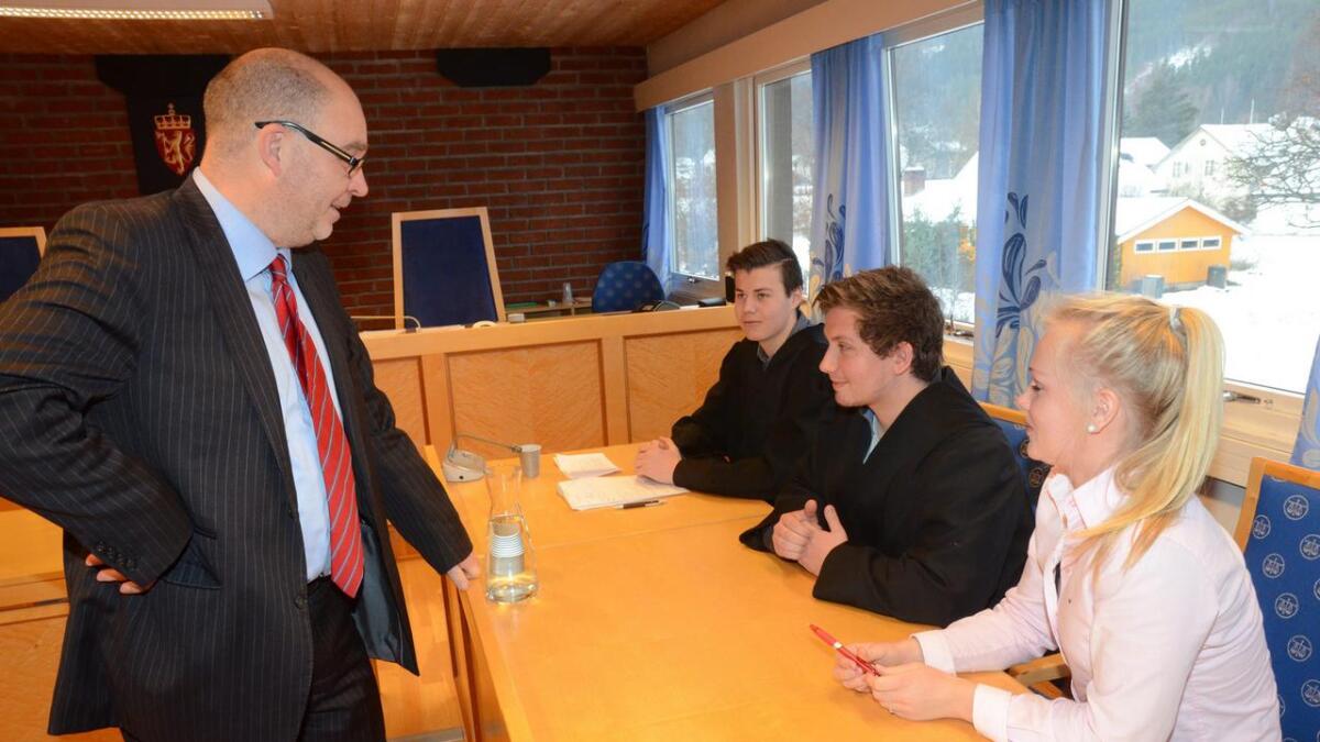 Advokat Olaf Kristian Saggau Holm gir gode råd til Thea Flæten, nærmast og forsvararane Vebjørn Hagen Friis og Endre Morina.