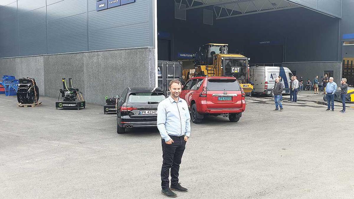 Svein Arne Uppstad framom det nye bygget til Agder Anleggssenter i Mjåvatn industriområde i Kristiansand. Uppstad er hovudeigar i selskapet som har satsa 40 mill. kr. i den nye basen.