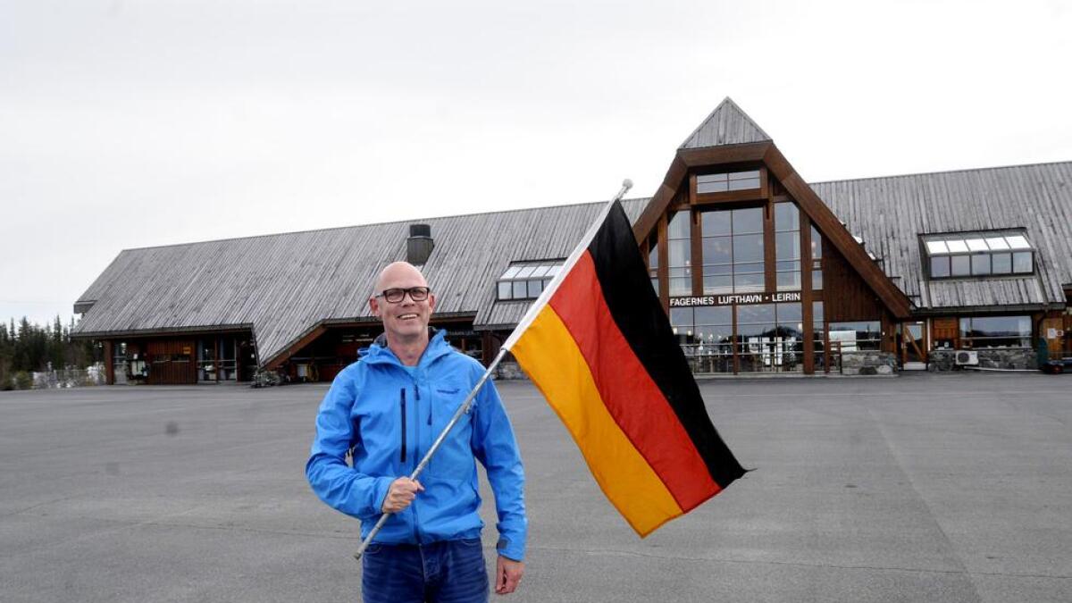 Charterturoperatør Trevor DeVilliers vifta med det tyske flagget på Leirin for å markere at charteravtalen med Tyskland er i boks.