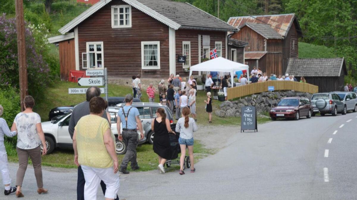 Det var reine folkevandringa då Rukkedalen landhandleri opna 3. juni 2016.