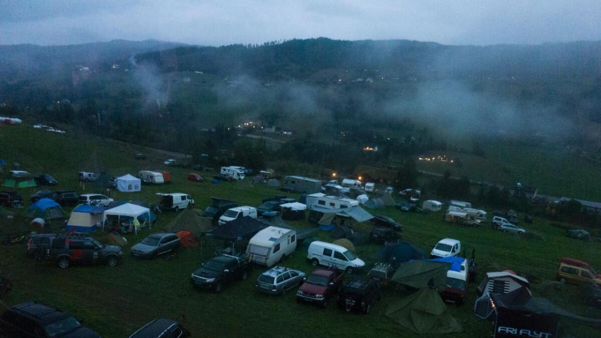 Trass dårleg vêr var Tveitojordet i Votndalen stappfull av bilar og camparar allereie tidleg torsdag kveld.