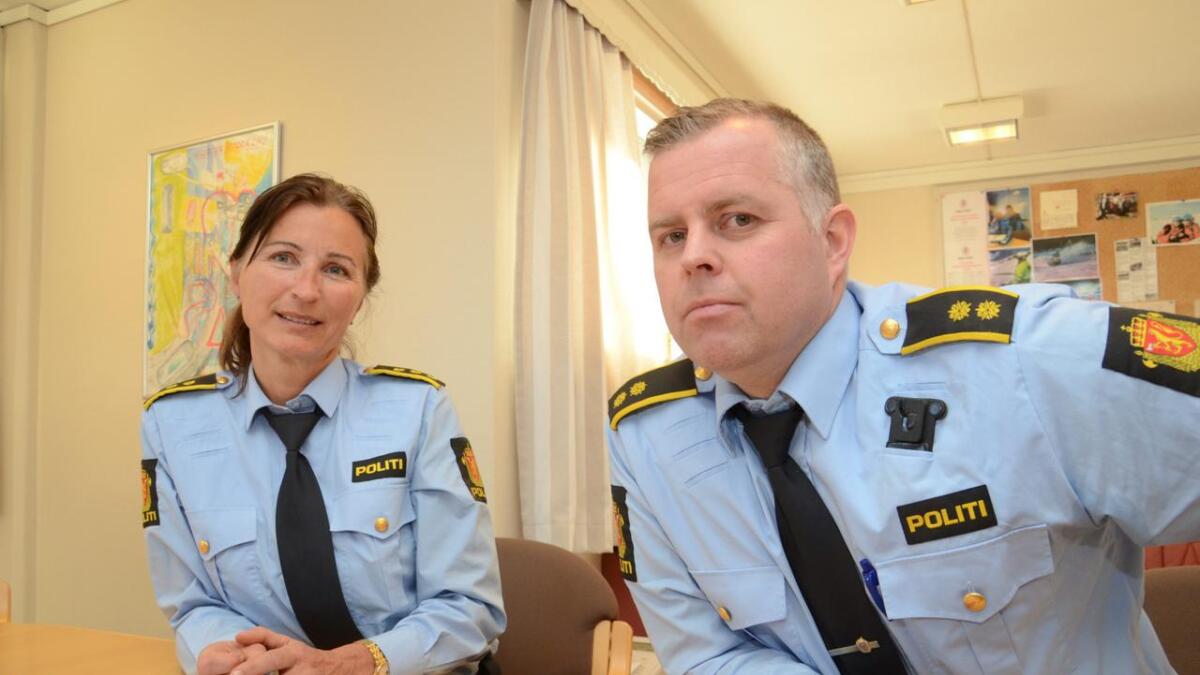 Politioverbetjent Jan Kolldal blir den første politikontakten i Hallingdal. Regionlensmann Brit Fyksen er positiv til den nye funksjonen.