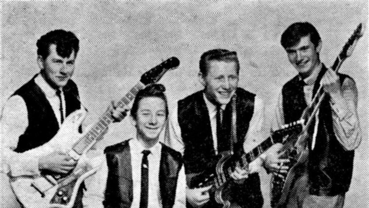Frå venstre Arne Sandum, Ål, med rytmegitar og Magnar Lund, Gol, slår på tromme. Arne Moslåtten frå Ål spelar sologitar og Evald Skavås frå Gol er bassgitarist. Gruppa vart starta i 1964, og vart nummer to under Buskerud-meisterskapen i popmusikk i 1965.