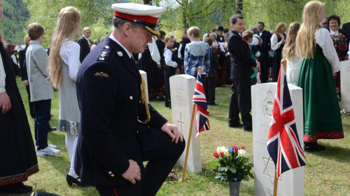Den britske forsvarsattacheen  Matt Skuse ved grava til  pilot Frank Levy frå Royal Air Force.
