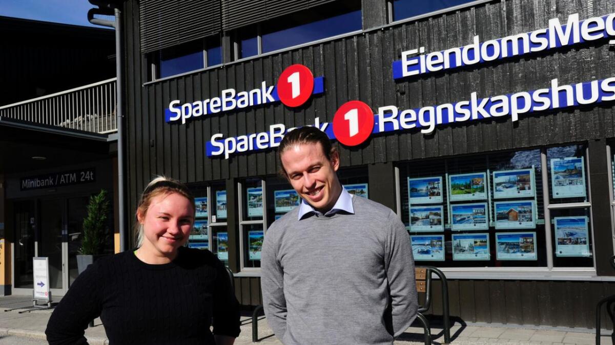 Sigurd Kirkebøen (22) frå Hemsedal og Ragnhild Wetteren Josvanger (22) frå Nes gjekk rett frå studiar til bankjobb i heimbygda.