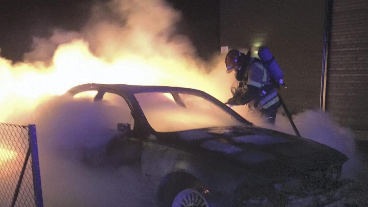 Ein bil stod i full fyr ved Vartun fredag morgon. Brannvesenet fekk sløkka brannen kjapt.