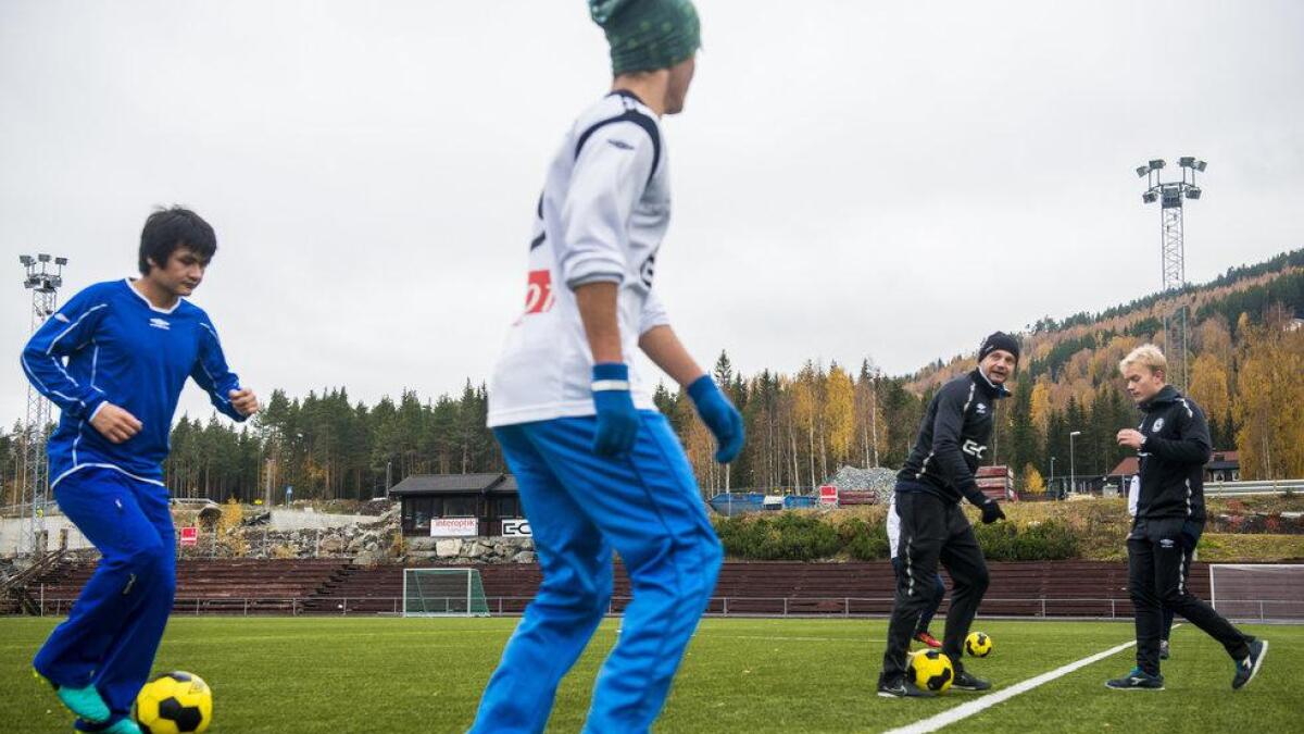 Parwiz Rezai og Rahmad Ullah Sherzad bur på asylmottaket i Gol og speler fotball på Hallingmo kvar onsdag. Trenarar er Pavel Kaczorowski og Paul Olav Brevig.