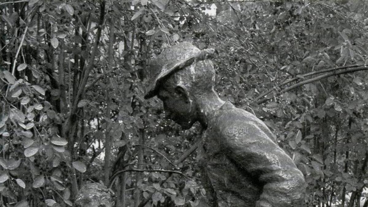 Skulpturen «Dialog» av Erik Tandberg vart gitt som ei gåve til Høgehaug frå Hol Sparebank i 1980.