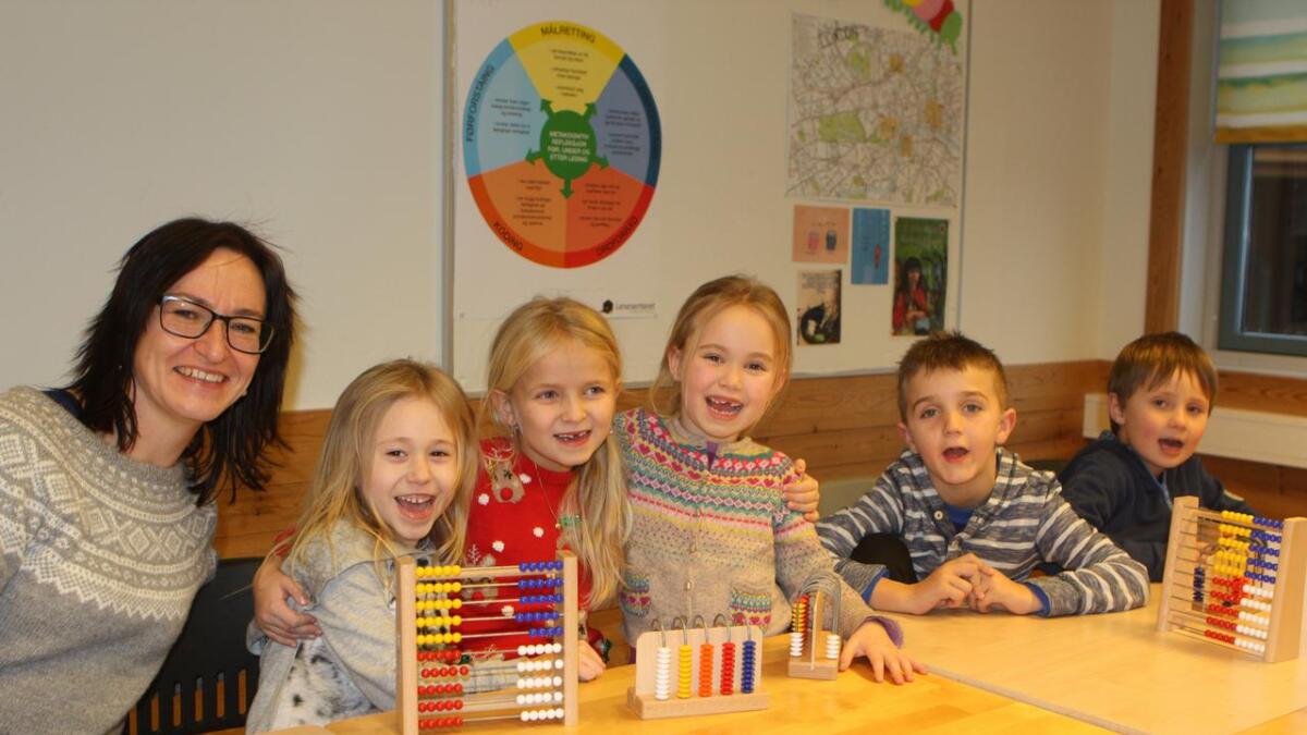 Her er første klasse ved Strøno barneskule saman med læraren Siv Tone Virkesdal. Attmed læraren sit Iris, Thea, Julie, Ivan og Sverre.
