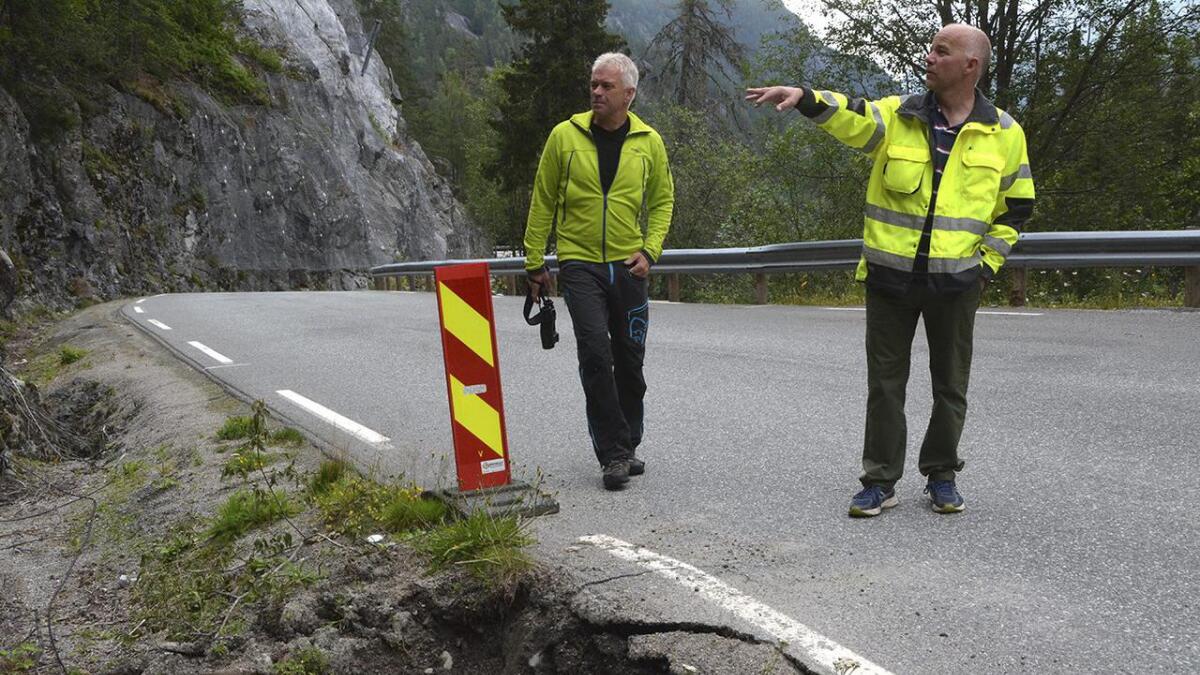 Jan Barstad (t.v.) og Tor Åge Dale studerer fjellsida der steinblokka kom farande sist helg.