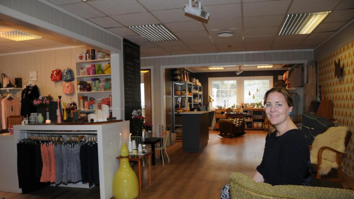Lena Holskar Sanden har tatt med seg Svigerinnenes Draum inn i trivelege og lyse lokale rett inntil matbutikken Jakob Tveit AS har.