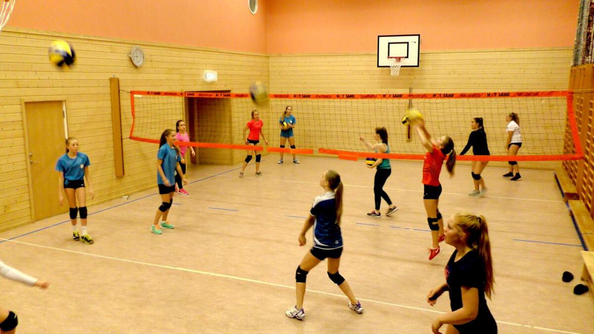 Mange ballar i lufta og ivrige jenter under treninga for U-15- og U-17-jenter i gymsalen i Strandvik.