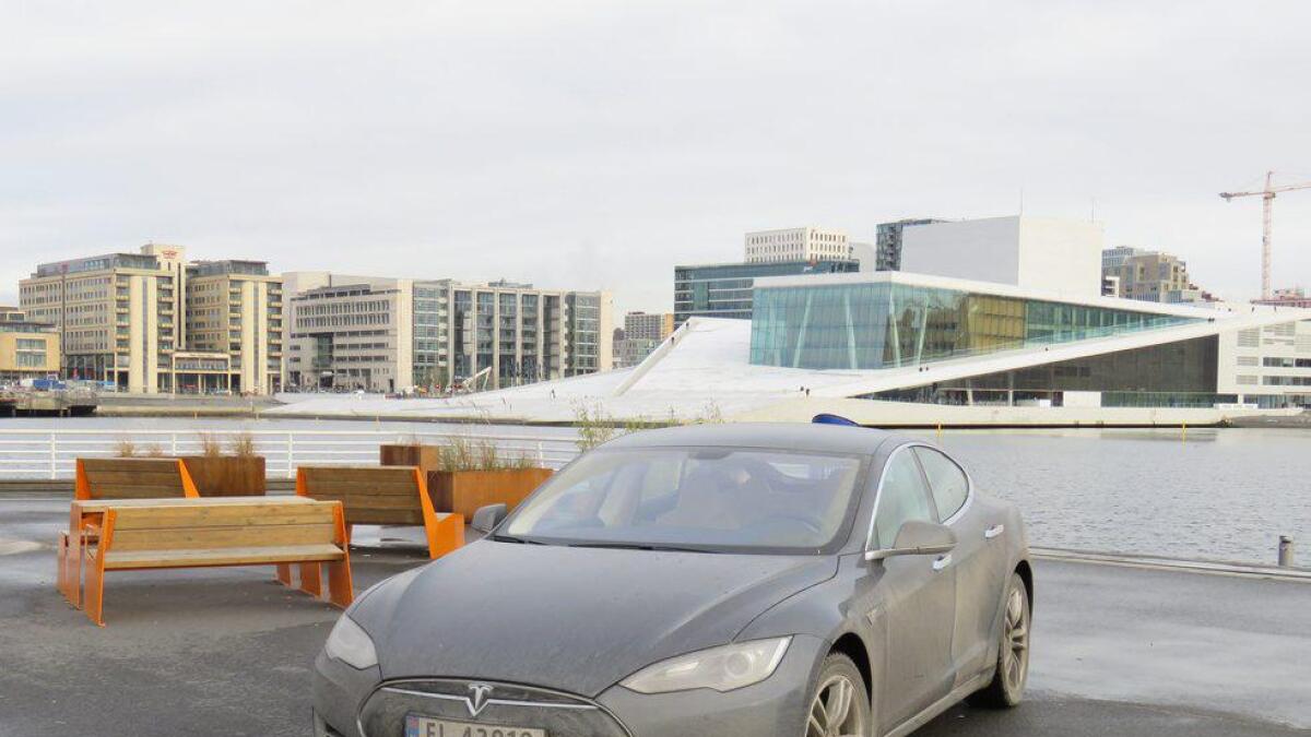 Ifølgje forbrukarportalen Green Car Reports skal Tesla ha produsert over 70.000 eksemplar av Model S sidan starten. I tillegg kjem 2.500 Roadsterar.