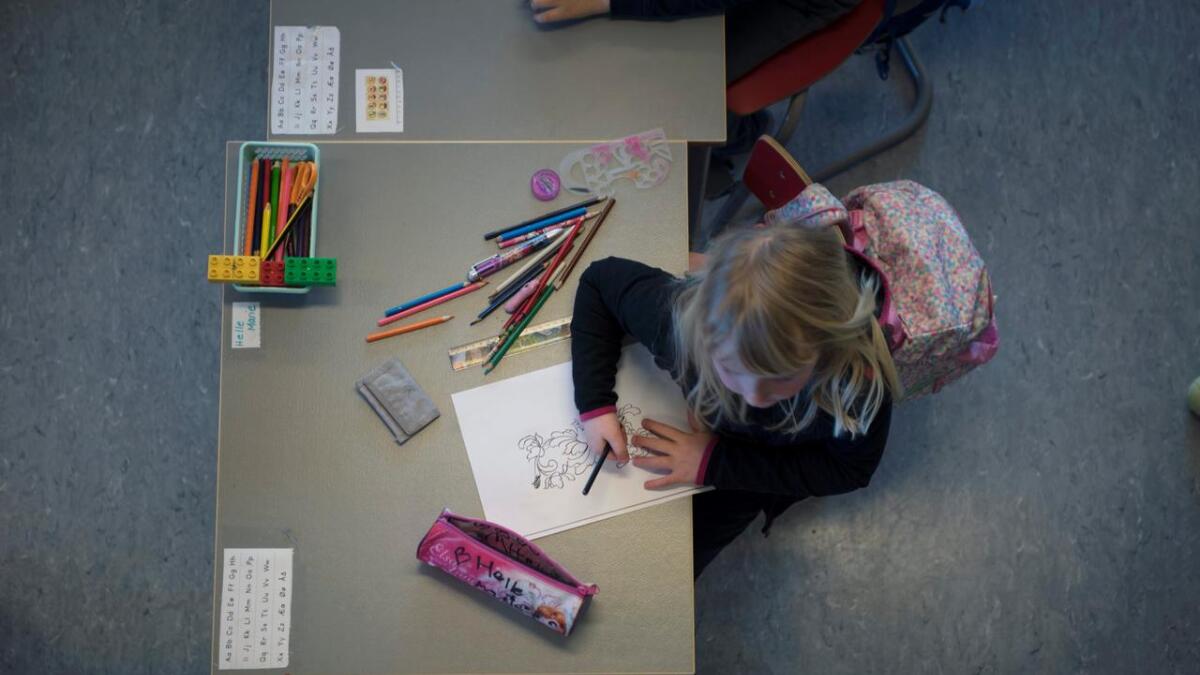 1. klasse har fått i oppgave å tegne hallingroser, som er spesielt for Ål kommune.