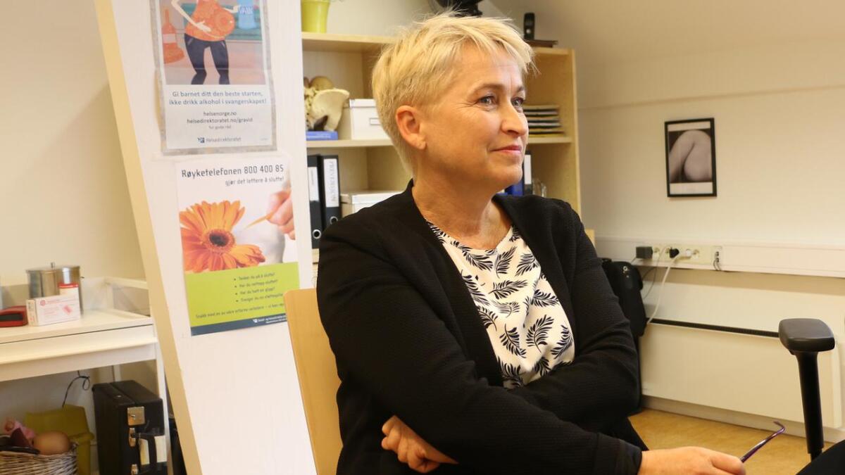 Leiande helsesøster ved helsestasjonen i Eikelandsosen, Astrid Gaupholm, er glad for at fleire unge kvinner no får høve til å vaksinera seg mot viruset som forårsakar dei aller fleste tilfelle av livmorhalskreft. (Arkivfoto)