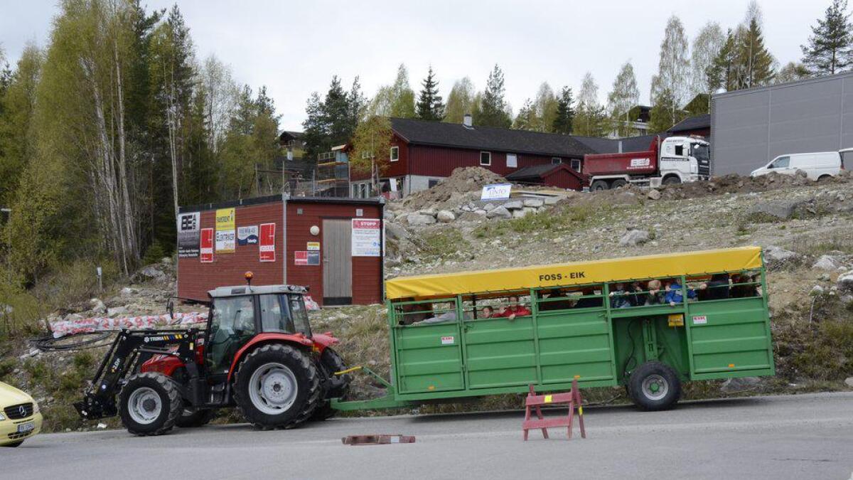 Ein traktor vart brukt til å trekkja ei vogn med gjester rundt på Glitre til dei ulike butikkane.