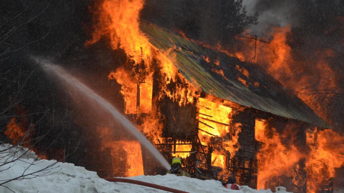 Flammane tok fort tak etter at Vinje brannvesen sette fyr på huset.