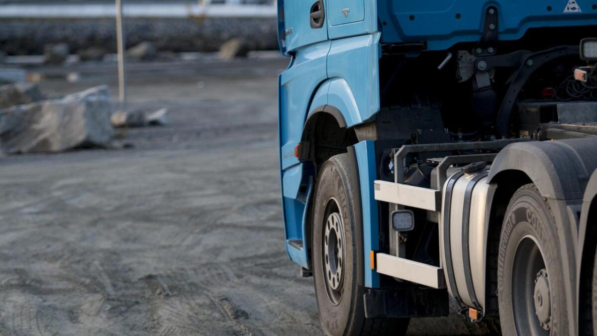 Ein lastebilsjåfør som vart stoppa i Industrivegen vart onsdag kveld meldt for å køyra med usikra last. (Illustrasjons